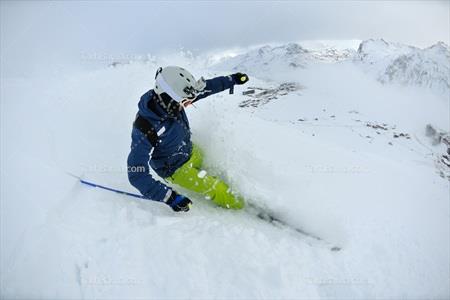 تصویر با کیفیت اسکی باز در برف
